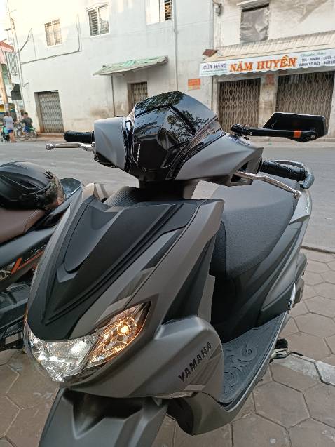 Hàng full thùng chính hãng Yamaha. Gia công rất đẹp từng chi tiết. Nhựa nhám mướt mịn không 1 tì vết. Keo dán chắc chắn. Ốp rất vừa vặn cho xe.