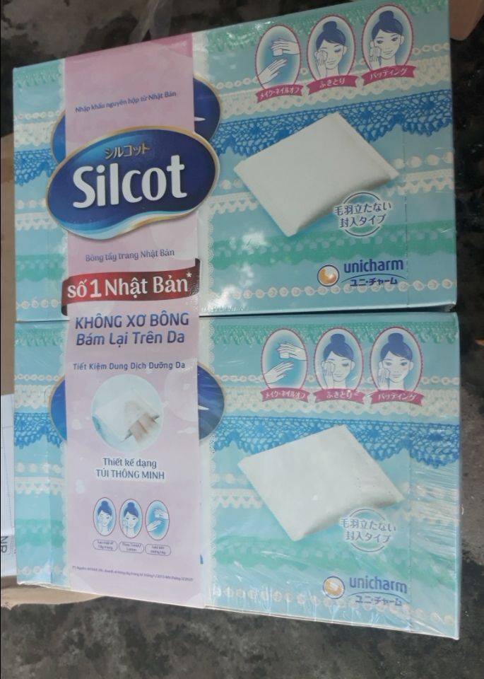 Hộp bị méo bẹp trước khi đóng gói, màu sắc của hộp nhìn hơi cũ, bông mềm, không bị xù. Do dịch nên giao hàng như vậy là ok rồi.