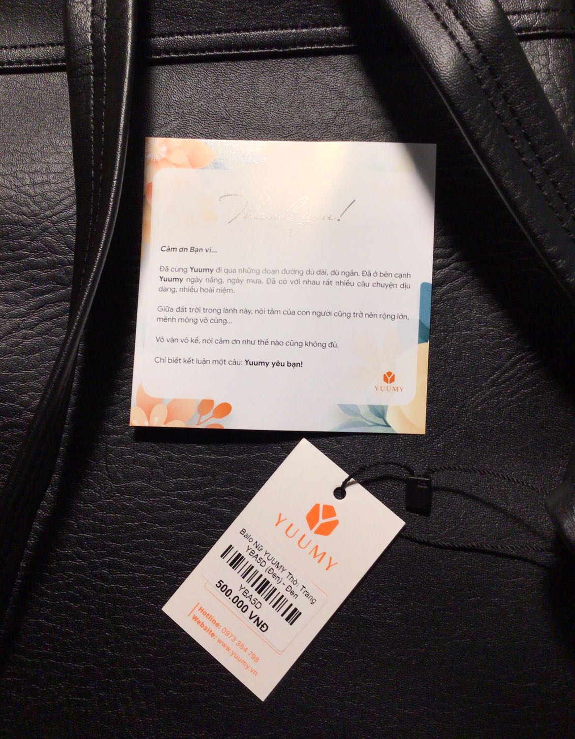 Thực sự rất đẹp các bạn ạ. Mình tăm tia balo này một thời gian dài. Chờ đến hôm giảm giá có kèm mã free ship và giảm % giá để mua. Chất liệu da đẹp. Quai đeo mềm mại. Có 2 túi cạnh. Ngăn chính chia làm 3 ngăn (1 ngăn khoá, 1 ngăn để máy tính size nhỏ). Ngoài ngăn chính thì còn 2 ngăn nhỏ (1 ngăn kéo khoá dọc đó). Mình để ipad gen 8 10.2 theo chiều nằm ngang vẫn thoải mái, chiều dọc cũng ok. Balo thuận tiện cho mình đi làm xa nhà hàng ngày, đựng được sách, ipad, điện thoại, ví và thêm 1 vài dụng cụ cá nhân thoải mái. Mình đựng tài liệu giấy A4 thấy vẫn vừa nhưng do balo thiết kế phía trên thon hơn đáy nên giấy phía trên hơi kích tí xíu thôi. Rất tuyệt vời cho sản phẩm này. Mình đặt gần tết âm lịch cứ nghĩ phải giao sau tết nhưng 27 tết đã nhận đc hàng rồi. Giá lại rẻ nữa. Balo này cũng giảm giá liên tục nên các bạn canh thời gian giảm giá để mua xem. Giá mình mua chưa có mã giảm giá kèm theo là 139k. Mình thấy có bạn còn mua rẻ hơn. Với hơn 100k để có được 1 chiếc balo như này là quá tuyệt rồi. Cảm ơn YUUMY. Cảm ơn tiki, cảm ơn momo và ZaloPay!