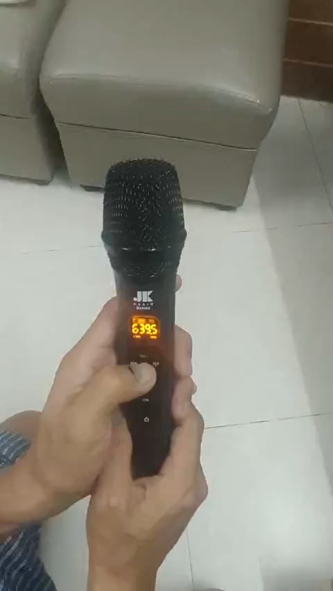 Sản phẩm bị lỗi kỹ thuật, mình liên hệ shop đã  chủ động đổi mic khác cho mình rồi.
Shop rất là nhiệt tình, thân thiện nha mọi người. Mình tặng 5 sao nhé.
