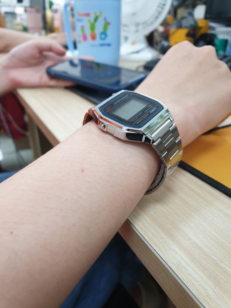 đồng hồ đẹp, sắc nét. không nặng tay.