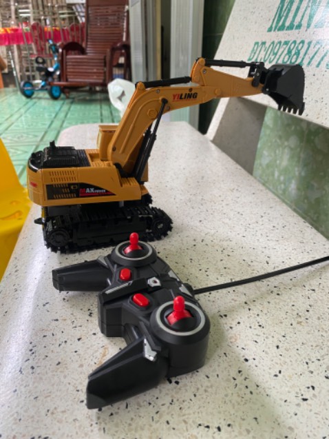 Chất lượng rất tốt so với giá. Bé nhà mình rất thích. Xe đi chuyển trước sau trái phải, có thể điều khiển cần múc rất linh hoạt.
Pin xe có thể sạc, chơi khá lâu.
Có công tắc ở phía dưới xe nha mọi người. 
 10 điểm.