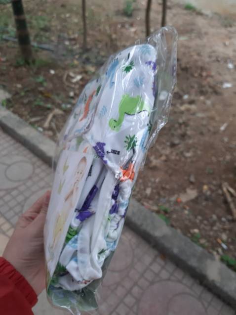 bỉm dùng thích lắm thấm hút tốt mà lại an toàn nữa chứ , hình khủng long siêu kute bé nhà mình rất thích ủng hộ shop lâu dài nhé tặng shop 5 sao