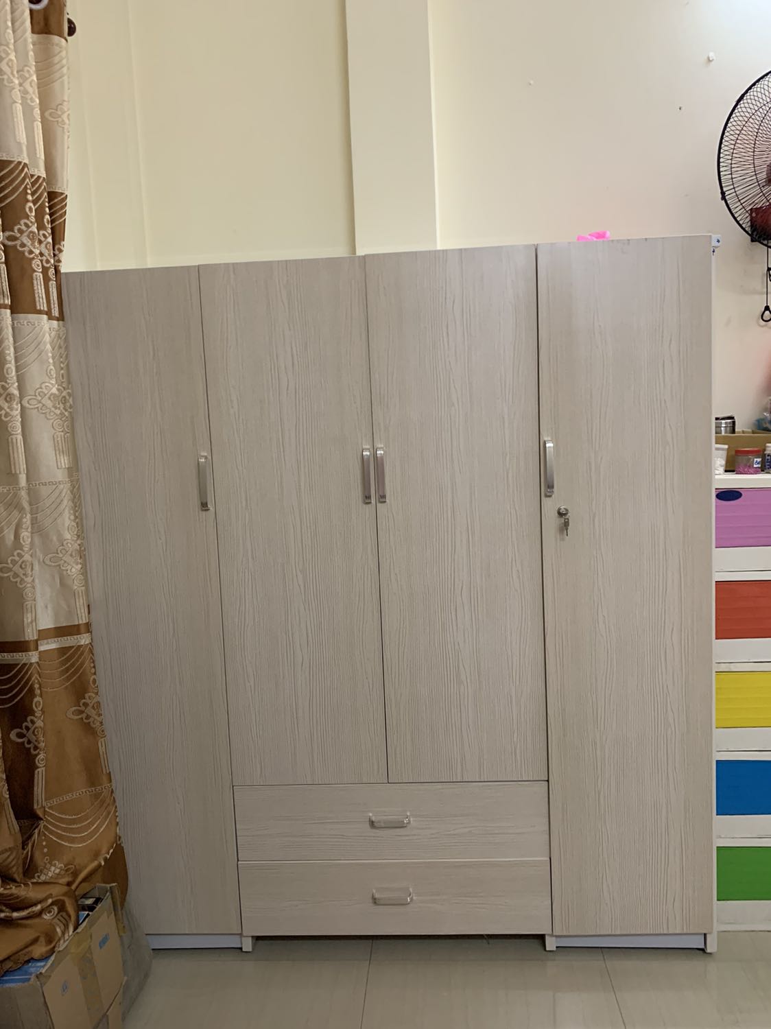 Tủ dạng ghép, nhựa tạm, ruột rỗng như hình, các mấu ghép khá mỏng manh nên mn ko nên để đồ nặng, bỏ đồ sương sương thì ok, được cái hình thức tổng quan đẹp, màu đẹp như hình. 
5 sao cho dịch vụ lắp rác, chú thợ nhiệt tình dễ thương. Tổng quan khá hài lòng.