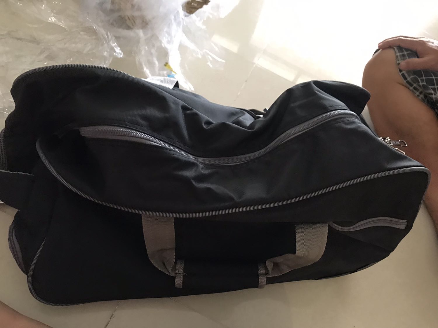 Giao siêu nhanh đóng gói cẩn thận. Mình mua để nhỡ có đem xách tay lên máy bay vẫn được. Túi dày dặn chắc chắn. Vải lót trong chưa xịn lắm. Lớp đáy phía trong nếu phủ dày hơn để khỏi cấn phần thanh kéo thì hay hơn. Đôi điều góp ý cho sản phẩm còn shop thì ko có gì để chê.