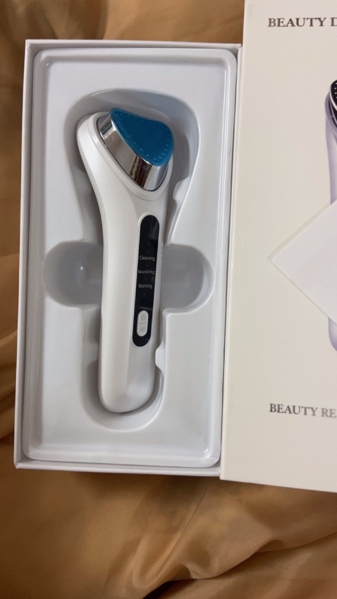 Mình mua dùng lâu rồi mà giờ mới đáng giá cho shop.
Dùng xong cảm giác da sạch hơn nhiều mụn không lên nữa, đáng mua nha.
Rất thích shop này vì toàn bán hàng uy tín đẹp.