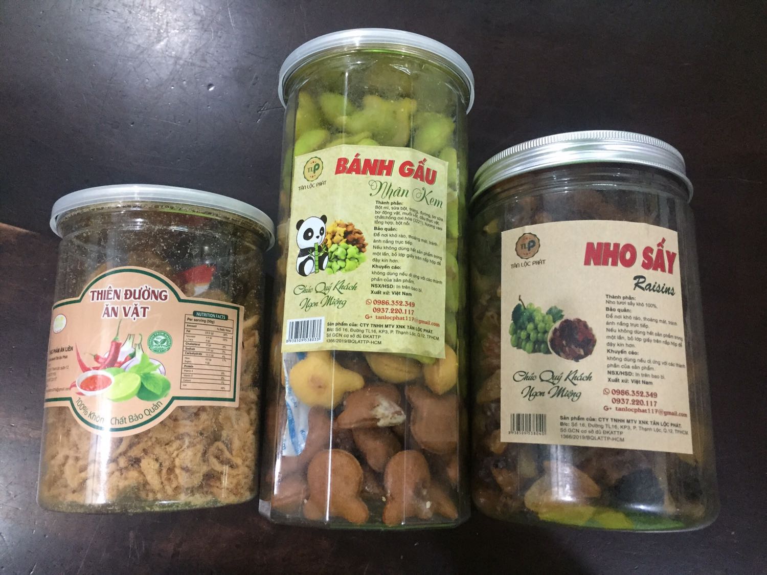 Bánh gấu hơi vỡ, vị ngon nhưng hơi ngọt. Nho ok nhưng có nhiều hạt hơi chua. Chà bông gà thì chưa ăn nên chưa biết, mà thấy trong hộp chà bông có bịch tương ớt, không biết để làm gì ? à, giao hàng nhanh nhưng hộp hơi móp Bánh gấu hơi vỡ, vị ngon nhưng hơi ngọt. Nho ok nhưng có nhiều hạt hơi chua. Chà bông gà thì chưa ăn nên chưa biết, mà thấy trong hộp chà bông có bịch tương ớt, không biết để làm gì ? à, giao hàng nhanh nhưng hộp hơi móp