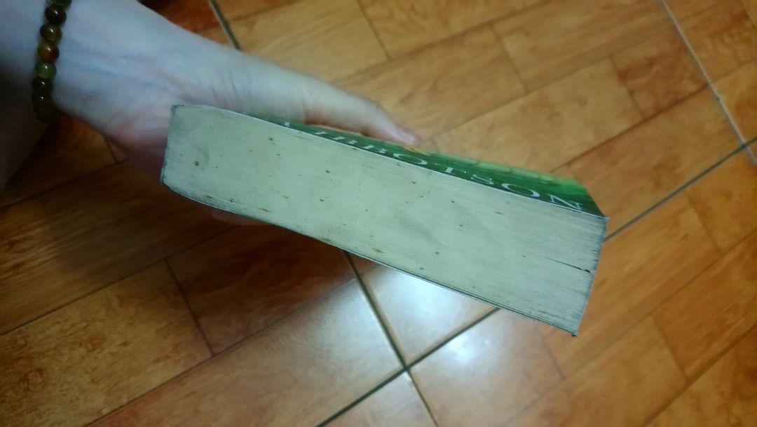 Sách đẹp, rất bổ ích và đáng mua, mục lục được chia ra thành từng danh sách từ vựng xung quanh cuộc sống hằng ngày ở Mỹ. Tái bản lần thứ ba có bản dịch hay hơn và hình ảnh cũng đẹp hơn bản thứ hai. Tuy nhiên khi học nên kiếm từ điển để biết cách đọc chứ sách không có để phát âm cho từng từ.
Mình cho 4 sao là do bên FAHASA gửi hàng rất lâu. Tận 8 ngày mới nhận đc hàng, mà trong khi vừa đặt xong tầm nửa tiếng là đã để trạng thái "Đang giao hàng" mà trạng thái đó bất động đến 8 ngày. Mình không hiểu sao lại vậy do đó h đặt hàng bên FAHASA luôn được giao hàng rất nhanh, chưa bao giờ chờ quá 2 ngày.