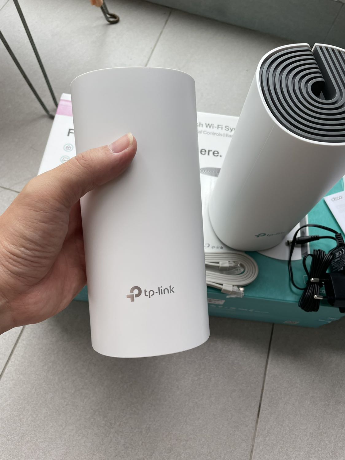 Nhà mình 1 phòng khách, 2 phòng ngủ, có nhiều tường bê tông chịu lực, nhưng chỉ mua dòng E 2 pack mà xài sóng sánh căng đét.
Quá ưng