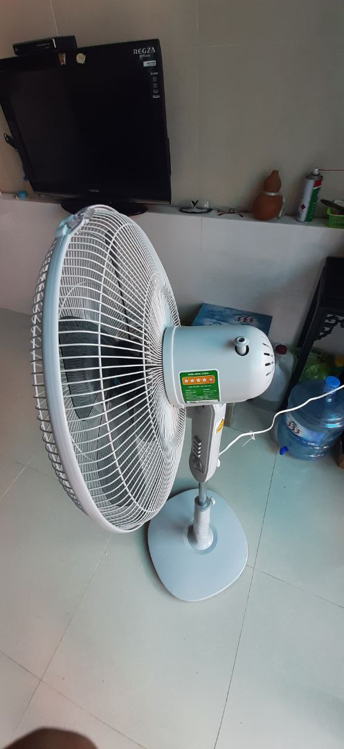 Hàng chất lượng, quạt quay êm, giao hàng nhanh. Điều không hài lòng là hạ giá nhưng thu phí ship quá cao. Mọi người chú ý khi chưa lắp hoàn chỉnh thì đầu quạt nhẹ, nên sẽ bị cất lên là điều bình thường. Chốt gài lồng bảo vệ  nên xoay lên phía trên để khi cụp quạt xuống không bị vướng vào thân.