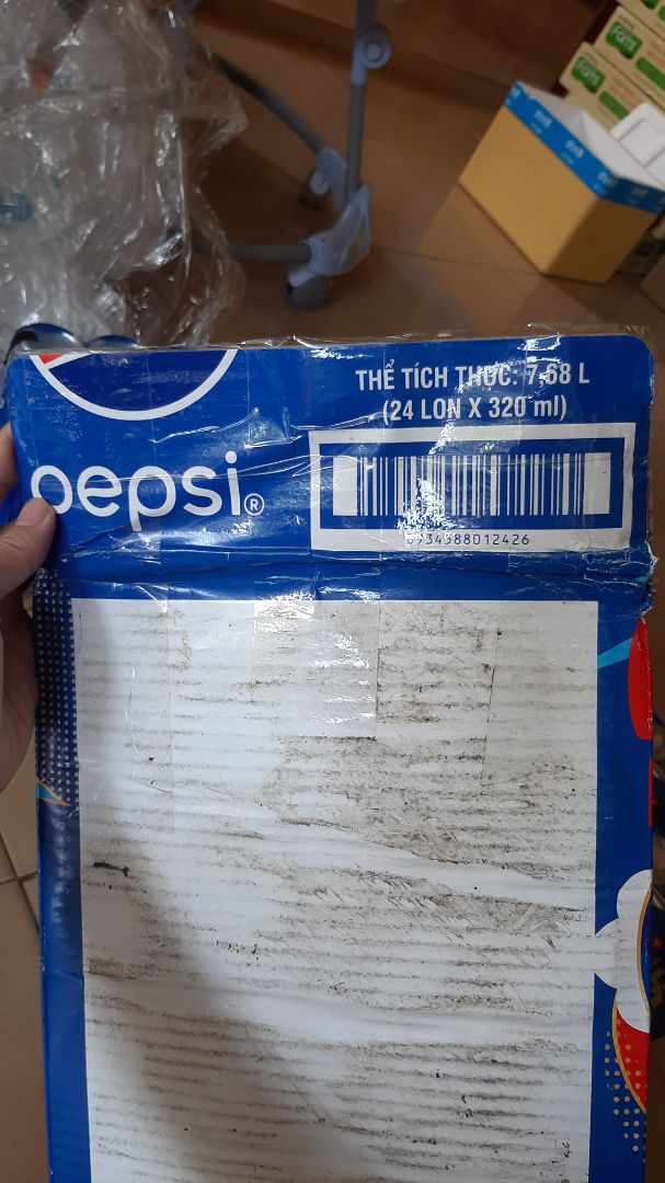 nhân viên kho tiki hcm làm ăn rất ***. thùng hàng bị bể vỡ, ướt thùng, thiếu *** (1 lốc có 5 ***, quấn băng trong xung quanh, có *** móp méo, các lốc khác đều bị ướt, nước thấm để lâu gây gỉ set vàng vỏ ***, vỏ thùng dán băng keo tùm lum, các lốc nước ngọt xếp ngược xuôi lung tung, mà vẫn cố tình gửi giao cho khách, giống như lụm nhặt lại các hàng bể vỡ chắp vá vô thành thùng khác để giao khách. thùng giấy pepsi ướt mềm. vết màng ni***g bọc và băng keo tiki now vẫn còn nguyên xi, chứng tỏ thùng này đã bị lỗi từ trong kho chứ ko phải do bên vận chuyển, shipper làm vỡ hàng, lấy hàng. 
2 thùng quấn chung nên 2 vỏ thùng đều bị ướt, các lớp giấy ở vỏ thùng nhăn nheo tách thành nhiều lớp, bốc mùi chua hôi, 2 vỏ thùng *** rách rưới. Hàng như vậy mà nhân viên kho cũng đóng hàng gửi khách được. Mong tiki làm việc lại với nhân viên. Mình rất bực mình.