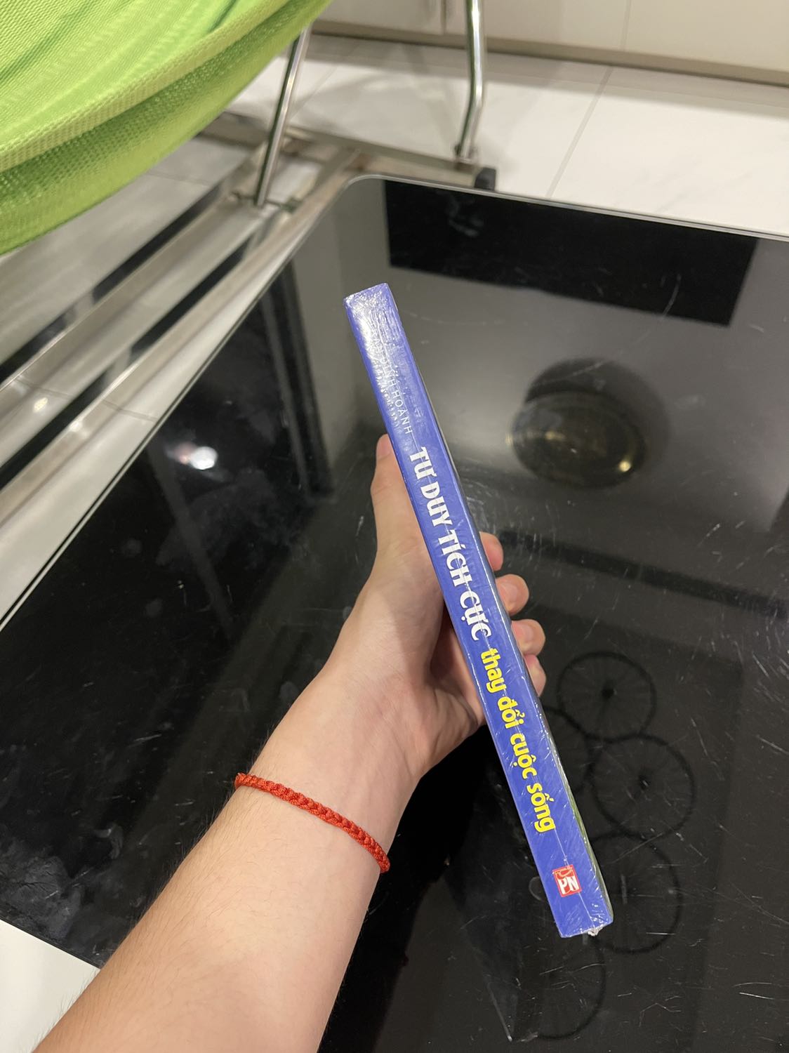 Giao hàng nhanh, gói hàng cẩn thận, sách còn mới cứng, được bọc seal kỹ càng. Sản phẩm tuyệt vời nhé mọi người!