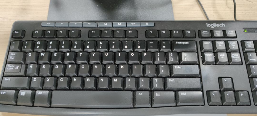 Bàn phím thiết kế đẹp, gõ nhẹp, có độ nảy tốt. Giá vừa phải, hợp lý nên rất đang mua dung