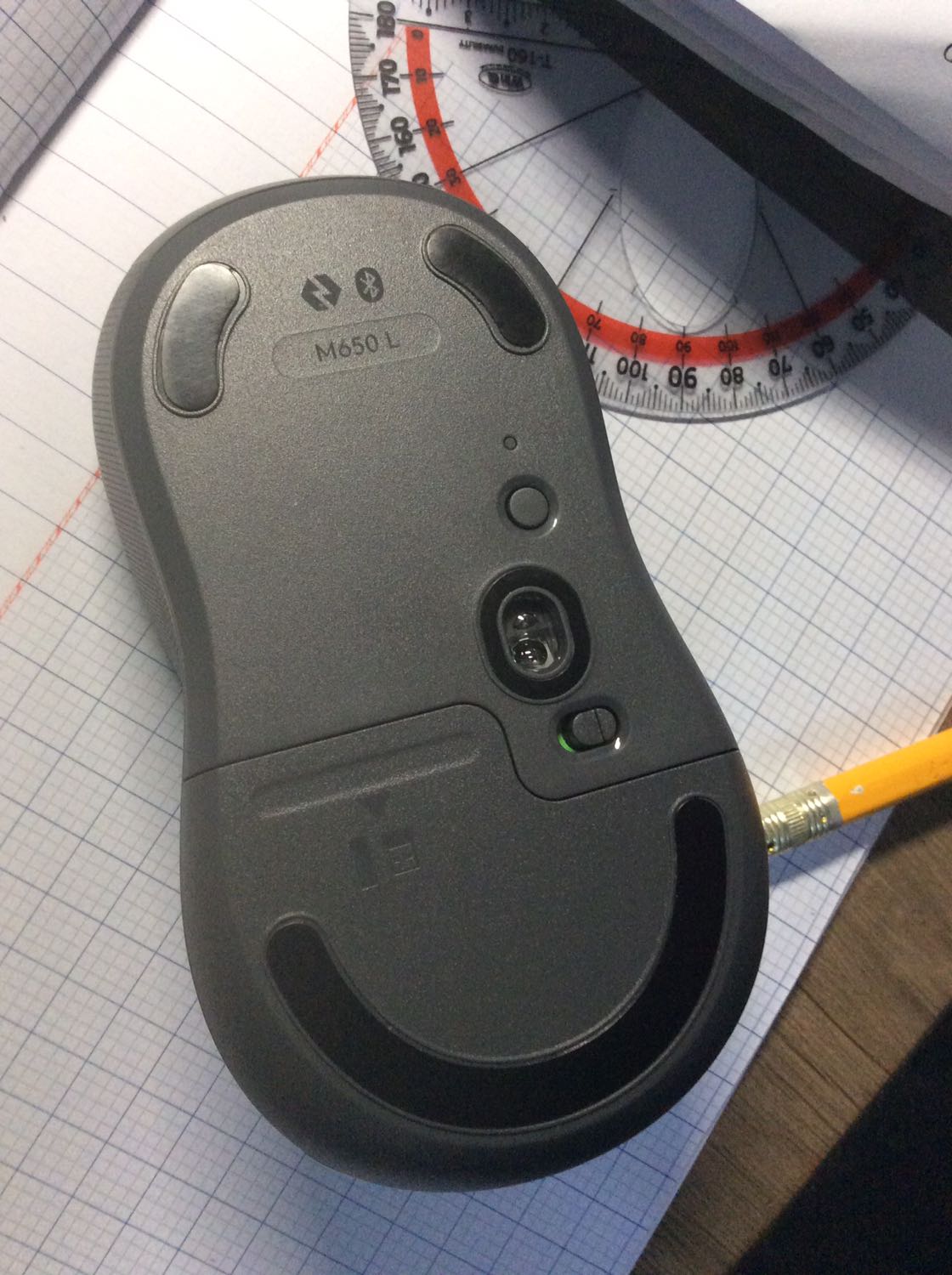 Tiki và shop giao hàng nhanh, đặt 9h sáng tới 2h chiều có hàng.
Đóng gói tốt, tình trạng sản phẩm ổn.
Chất lượng sản phẩm tuyệt vời, chuột nhạy, cầm thoải mái, tiện lợi với bluetooth và usb.
Cài thêm app option+ để tuỳ chỉnh 2 nút bên và nút trên con lăn rất tiện lợi.
Nói chung là sản phẩm tốt