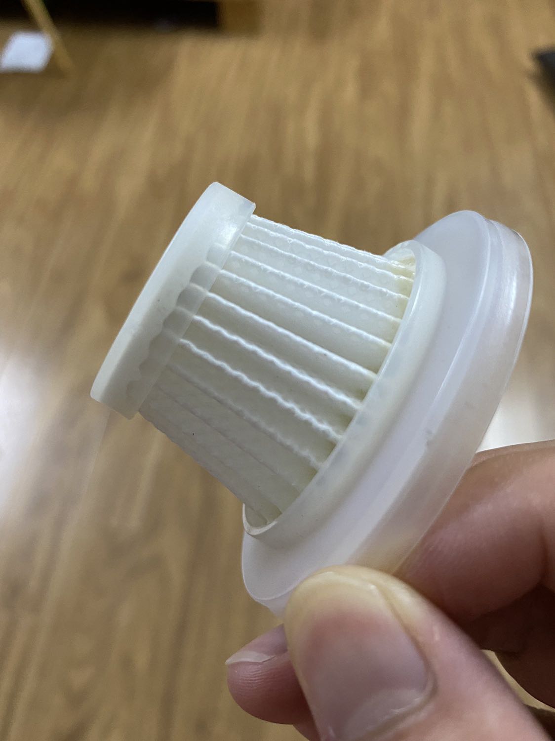 Máy đẹp, giao hàng nhanh. Máy dùng ổn áp, hút bụi bàn phím, tóc tai... dùng tiện ở nhà và xe ô tô. Pin khá trâu.