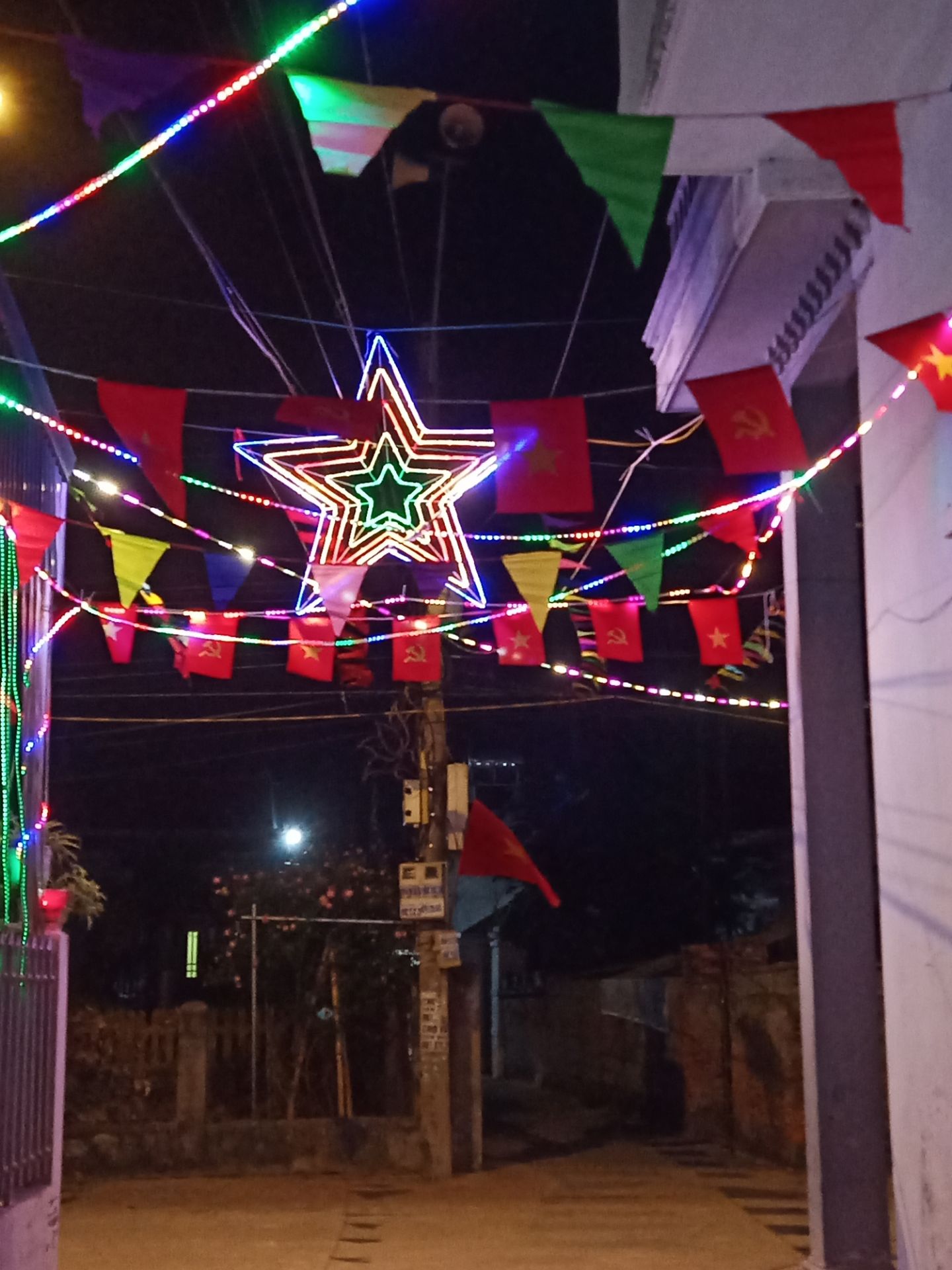 k tiênn xhupj ảnh.giá sách khá là to rôngn.màu sắc đẹp. nhưg k treo dc thì phải. chỉ để dưới chân