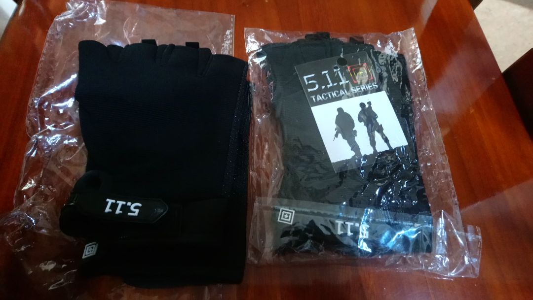 Vải dày dặn nhưng mang vào vẫn khá thoáng mát, 2 ngón giữa với ngón nhẫn còn có 1 miếng vải lên để dễ kéo bao tay ra. ?
Cá nhân mình thấy size sản phẩm này dành cho tay nữ, hoặc bạn nam nào tay nhỏ mới mang vừa chứ tay to thì nên cân nhắc sợ bị chật.
Cám ơn shop và Tiki nhé. ?