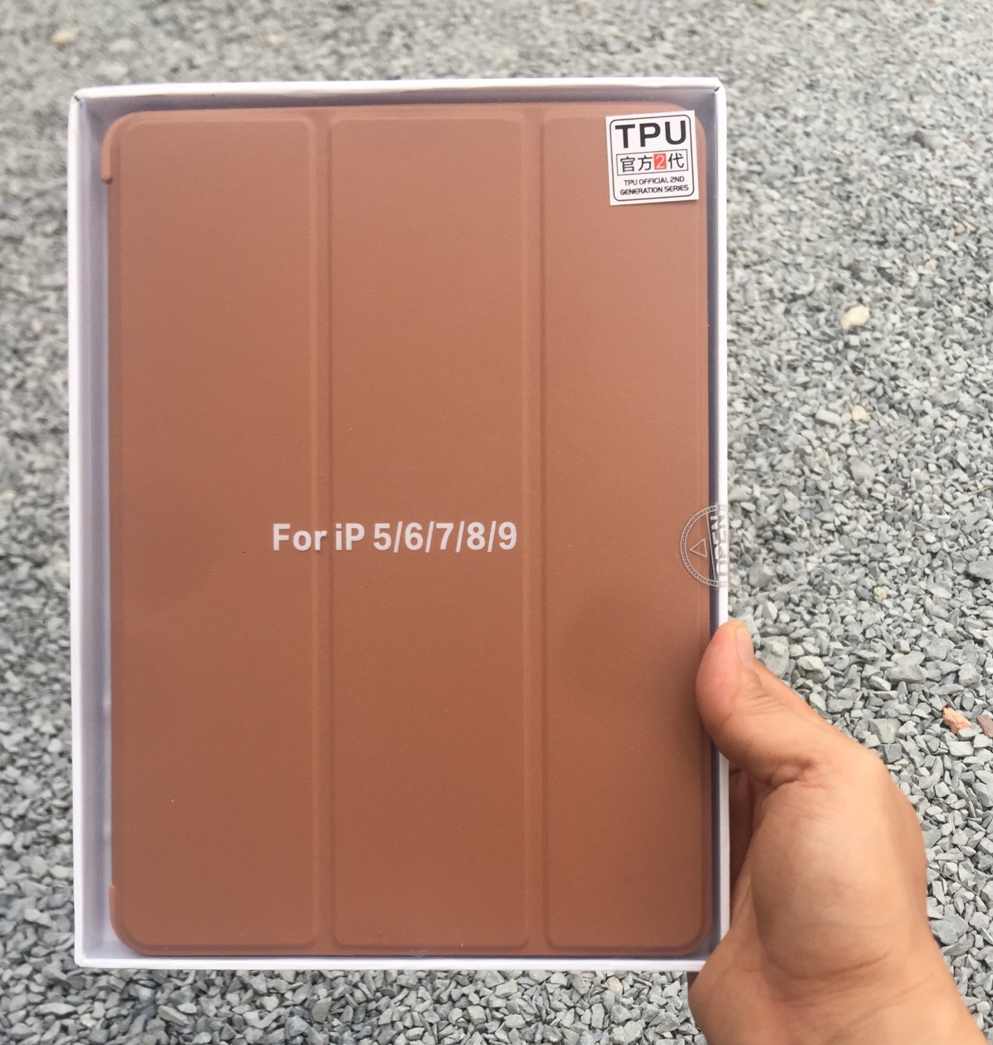 Sản phẩm có màu đơn giản nhưng không kém phần sang trọng. Thiết kế sắc sảo, vừa khít máy, mặt lưng nhám cầm rất chắc tay, case dẻo sẽ không bị xước iPad, thiết kế tự động đóng tắt thông minh. Nói chung không có điểm nào để chê về bao da này.