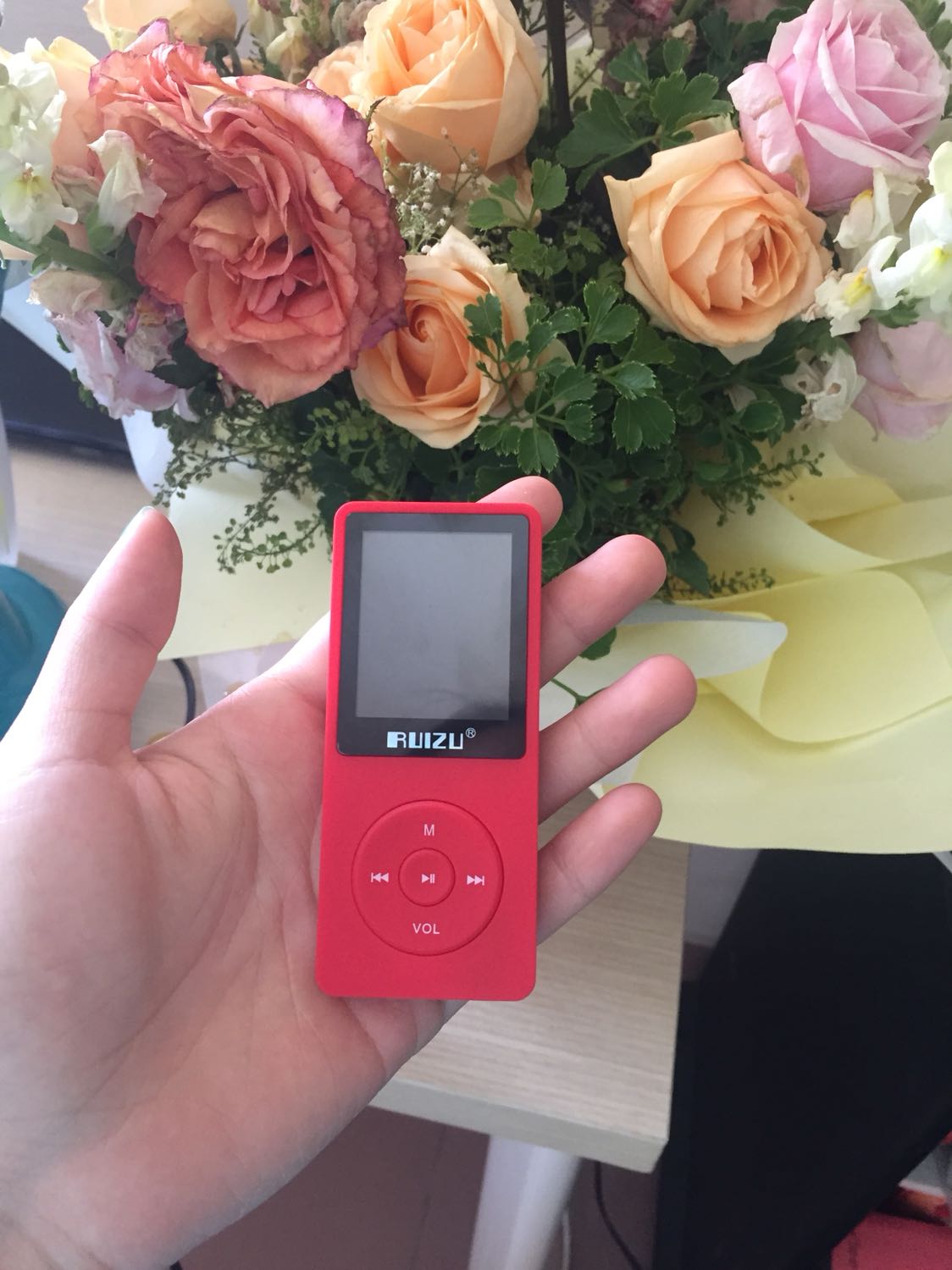 Máy ghe nhạc có khả năng đọc file txt, nghe radio và xem video được thì rất là okie.
Đã thử tất cả các tính năng và thấy ổn, không khó sử dụng mà còn vô cùng gọn nhẹ, tiện lợi.