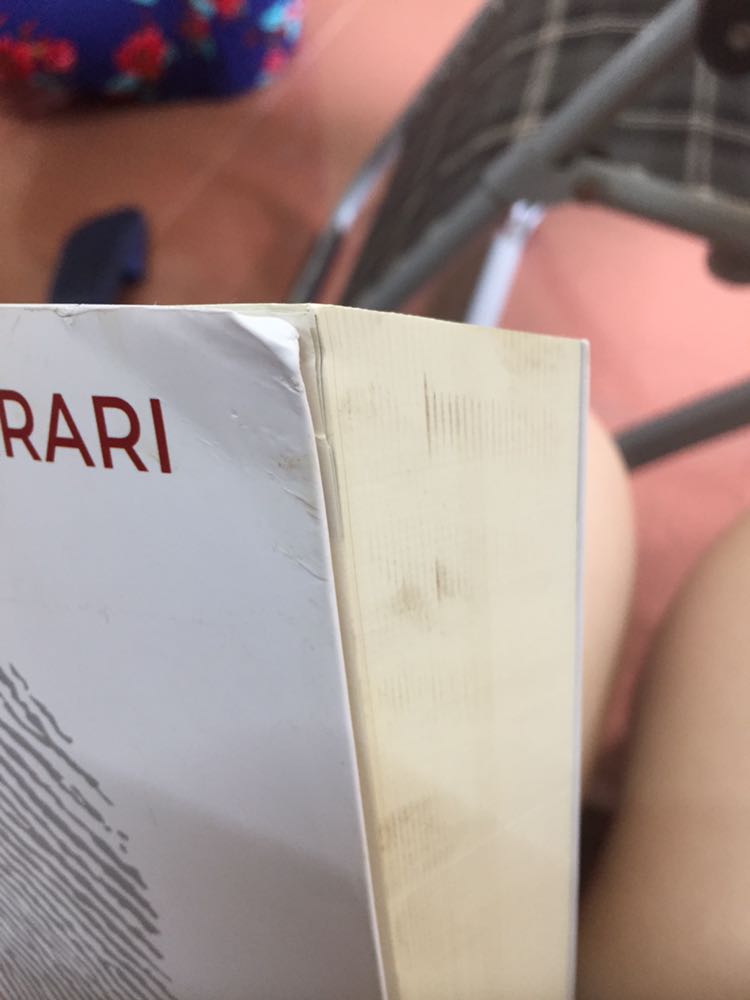 Sách có bọc seal mà sao lại bẩn với móp góc như z ạ :((( buồn