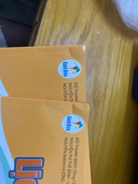 Rất không hài lòng nha
1 là bọc quá sơ sài bọc dc đúng cái giấy bóng chống sốc mà hàng có dễ vỡ đâu , phải đóng bìa cat tông chứ về mở ra sách gãy hết thế kia mà sách mới , có ai như vậy không
Bán thì đắt trên sách in 18k bán hẳn 29k/ quyển + ship nữa rồi  mà cũng k bọc cho hẳn hoi
Chưa kể cái này thì là do vận chuyển nè : giao lâu hơn shoppe nhiều luôn ấy . Chẳng qua shoppe k có sách này nên phải qua đây mua đấy