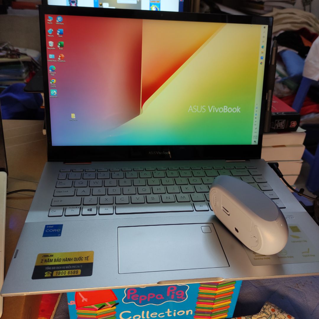 Mình phải post đến lần thứ 3 mới gửi được bài review, ko hiểu vì sao. Một cảm nhận hơi buồn về Tiki.
Sản phẩm này TikiNow giao nhanh, tầm 1h đã gửi xong.
Nói về chất lượng thì chuột thương hiệu Microsoft thì hẳn là tốt rồi, giá cũng ổn.
Chuột đã lắp sẵn pin, chỉ việc rút miếng nhựa là chạy được luôn.
Cảm biến dùng led đỏ, chỉ hơi tiếc là chuột dùng led hồng ngoại thì sẽ xịn xò hơn.