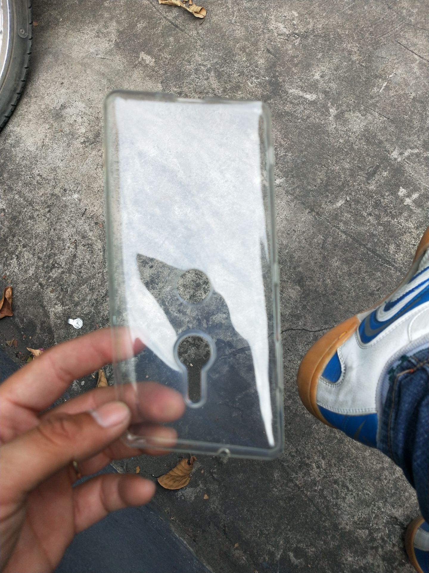 ốp lưng mỏng dỏm. mua bên ngoài tầm vài ngàn đồng. qua shop bán 30 mấy ngàn đồng. quá chát