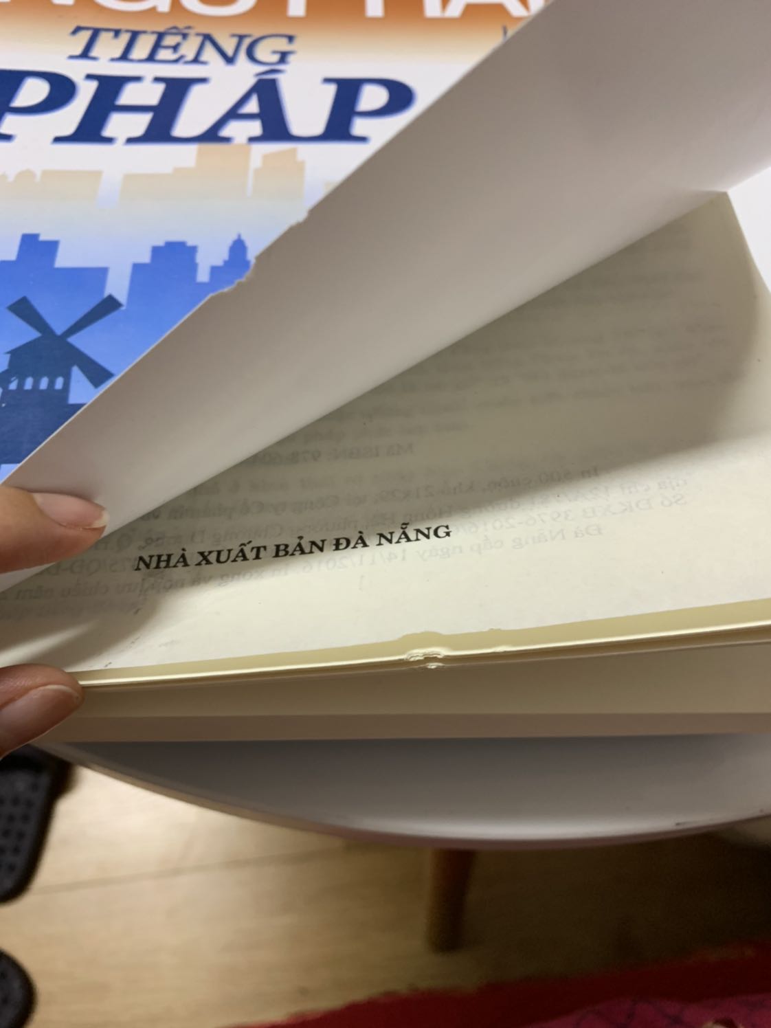 Nội dung sách tốt xứng 5 sao, rất chi tiết về các cấu trúc ngữ pháp từ cơ bản đến trung cấp. 3 sao cho chất lượng giấy - rất là mỏng. 2 sao cho đơn vị bán sách ở Hà Nội - gửi sách nhìn rất giống bị chuột gặm 32 trang đầu. Cảm ơn tác giả và dịch giả, cuốn sách rất cần trong tủ sách nghiên cứu pháp ngữ.