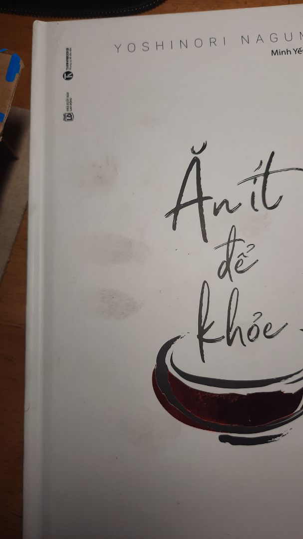 Mình sẵn sàng đổi trả hàng trong im lặng nhưng Tiki làm mình thất vọng quá nên phải lên đây đánh giá 1 sao !

Sách Tiki giao sai, mình mua bìa mềm mà lại giao bìa cứng. Bìa lại còn dơ thế này, giống như là hàng bán không được nên cố tình giao cho mình ấy !

Thêm nữa là mình có liên hệ tổng đài để hỏi cách đổi hàng, mình đã nói là giao nhầm bìa cứng còn hỏi lại 2 lần là bìa như thế nào, làm tốn tiền điện thoại của mình.

Sau đó bạn đó nói sẽ gửi *** hướng dẫn cách gửi hình sản phẩm lại cũng chả thấy đâu ! Làm ăn rõ chán ! Bán được thì bán, bán không được thì nói để người ta mua chỗ khác chứ.