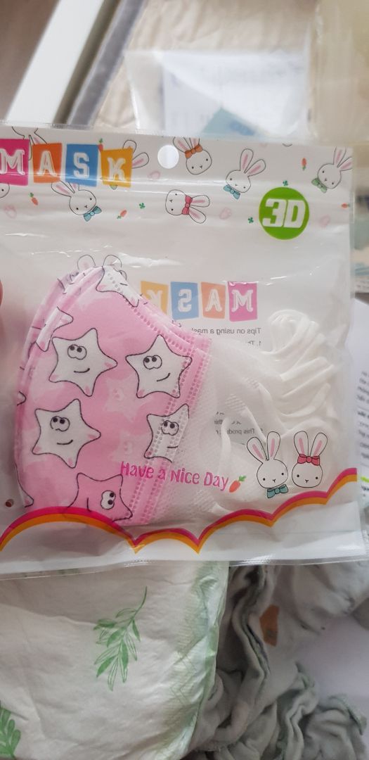 Hình ảnh đẹp nhưng không được mềm, các cạnh hơi sắc 2 bé nhà mình mang cấn vào mắt