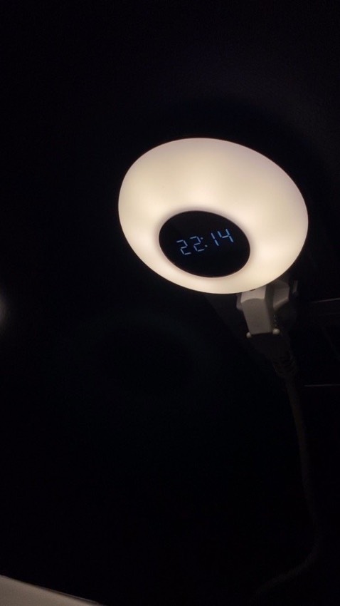 Romote nhạy, giao hàng nhanh. Muốn chỉnh giờ thì giữ nút H (giờ) và nút M (phút) ở thân đèn nha mọi người