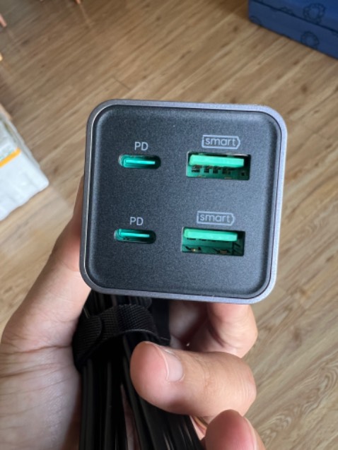 Giao hàng tikinow siêu nhanh, sản phẩm đóng gói kĩ, tem niêm phong chỉnh chu. Ngoại hình rất cứng cáp, độ hoàn thiện cao. Xạc được nhiều thiết bị cùng lúc kể cả Macbook, xài lâu không bị nóng. 

Điểm trừ duy nhất là giá còn hơi cao, nhưng tiền nào của đó thôi.