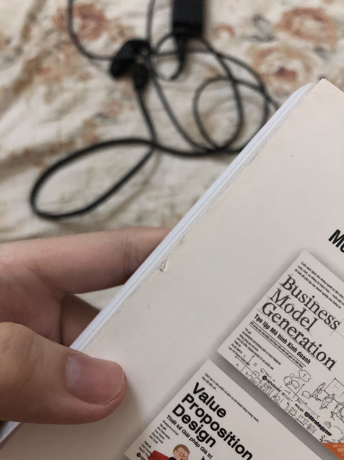 =)))))) đóng gói không chắc chắn, đóng mỗi 1 túi nhỏ mà vận chuyển từ bắc vào nam thì còn gì là sách nữa ạ ??? Sách thì bị bẩn, bị gấp đủ thứ. Được cái giá rẻ hơn giá trên sách mấy đồng + shipper nchuyem thân thiện thôi