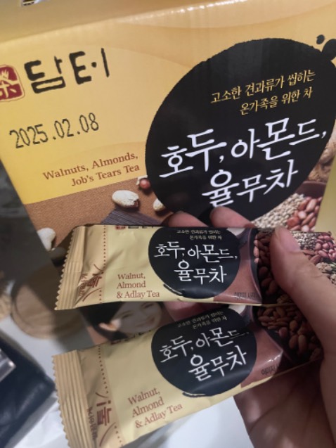 Bên ngoài là Job’s Tears Tea. Bên trong lại là Adlay Tea. Ib hỏi shop thì k nhận được câu trả lời và Shop cũng đã khoá tài khoản. *** đảo à???