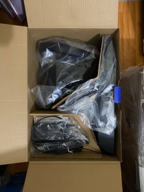 Mình thử với game Forza Horizon 4, vô lăng nhạy, khi xoay đồng bộ với game, những lúc va chạm hay vào đường xấu thì có lực cản tương ứng. Chân ga và phanh không bị trễ chút nào. Dây đủ dài để lắp đặt