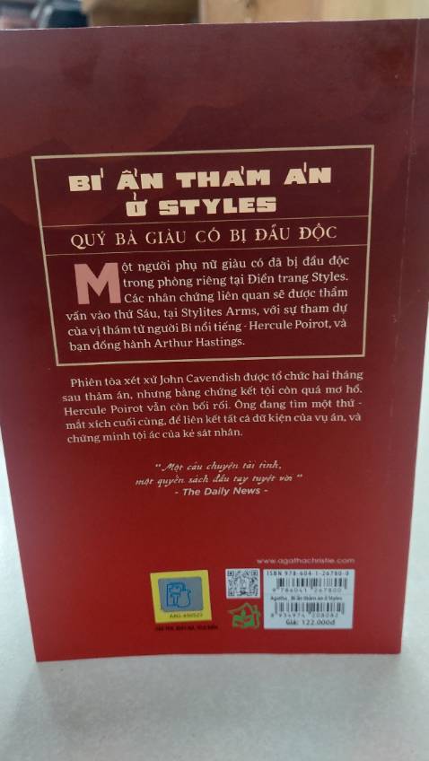 Ngay từ tác phẩm đầu tiên này, Agatha Chistie  đã định hình phong cách viết trinh thám cổ điển của bà, cốt truyện xúc tích ngắn gọn, bối cảnh với không quá nhiều nhân vật, phương pháp điều tra hoàn toàn thiên về lập luận đặc biệt luôn chứa đựng những bất ngờ khó lường.  Bã cũng đã sáng tạo ra nhận vật thám tử Hercule Poirot hết sức độc đáo, với tác phong vừa ngăn nắp trât tự, kỷ luật nhưng cũng không thiếu đi sự thông minh, hài hước.    
Một tác phẩm đầu tay xuất sắc.