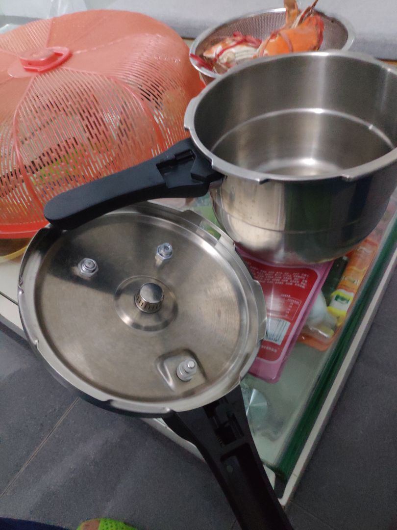 Giao hàng nhanh, đóng gói chắc chắn, nồi đẹp và đủ các phụ kiện. Áp suất không được cao lắm, van và gioăng cao su cũng không giữ hơi được lâu như loại nồi vặn tay nắm. Nồi có 2 đáy chứ không phải đúc liền như bộ Elmich của tôi. Mua hơn 1,3tr xong thì giảm giá mấy chục 1trăm k gì đó hơi buồn.