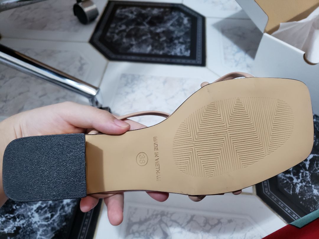 Dép đẹp, nhưng hình như hơi chật so với các giày cùng size mình hay mang. Đế có vẻ hơi trơn nhưng mà nhìn ngoại quan cũng ok, hi vọng bền