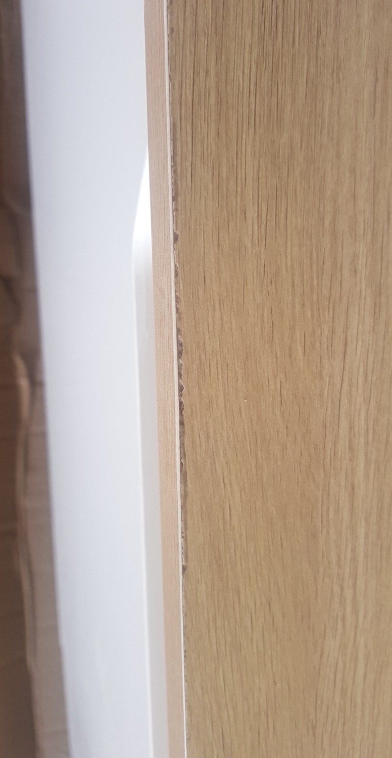 Kệ TV gia công kém như hình, cảm giác như mua đồ cũ, không đáng mua.