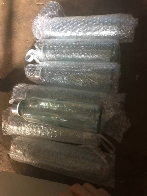 cái thùng giấy shop đóng gói hàng thuỷ tinh mà quá mỏng manh, cái này không thể trách bên vận chuyển được vì thùng quá mỏng. Bên ngoài cũng không đề hàng dễ vỡ, lần trước mình có mua 1 lần không biết của tiki hay shop nào nhưng họ dán bên ngoài có chữ hàng vễ vỡ và chèn thêm xốp nên về tới mình còn nguyên vẹn. đây 10 thi bể mất 3. Hơi thất vọng.