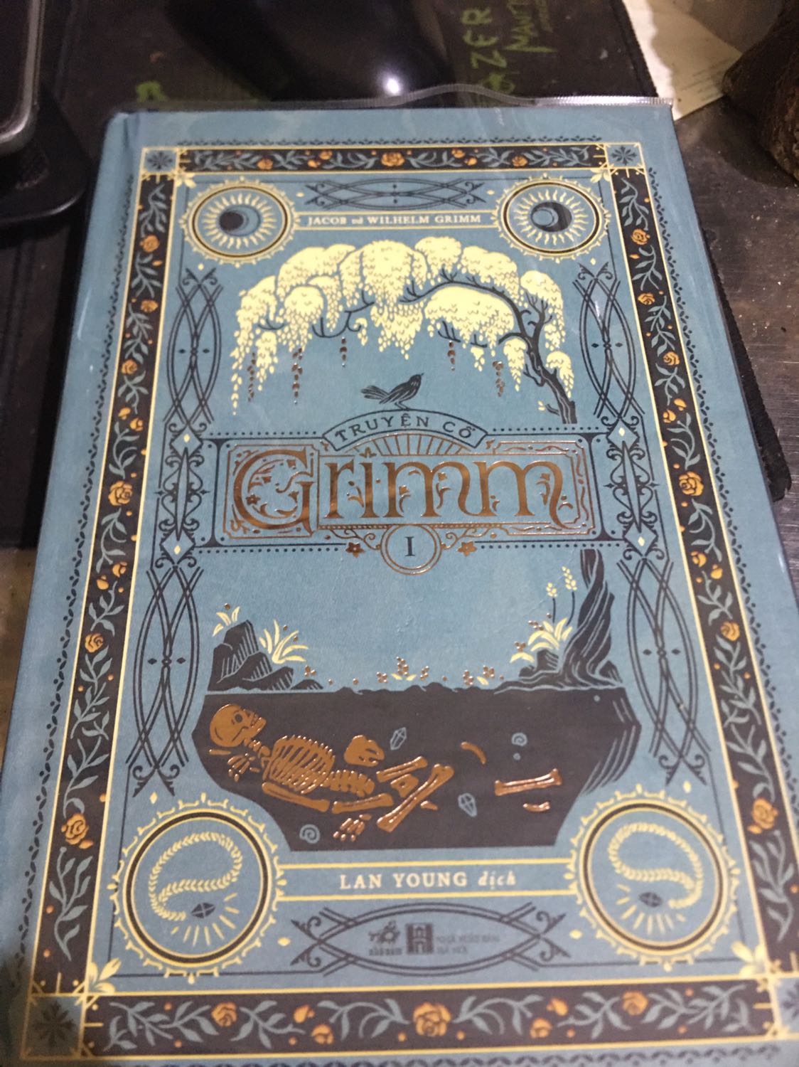 Sách vừa mới nhận, giở trang đầu tiên đã như thế này, đổi trả như thế nào đây tiki