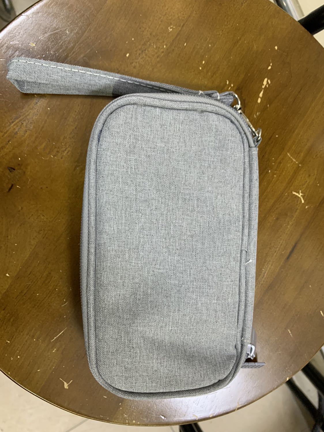 Túi nhỏ gọn, ổn áp, chất liệu chấp nhận được, nhiều ngăn để đựng nhiều dây, củ sạc nhỏ. Chống chỉ định chứa sạc cỡ lớn như sạc laptop vì bị phồng và cấn dây khó kéo khoá.
Về độ bền thì dùng một thời gian đã ời đánh giá tiếp.