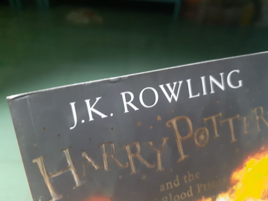 Mình khá là thất vọng, mong chờ lắm nhưng rồi lại nhận được quyển sách như thế này! 
Không được bao bọc, sách bẩn, cả bìa và trang sách đều bị ảnh hưởng...