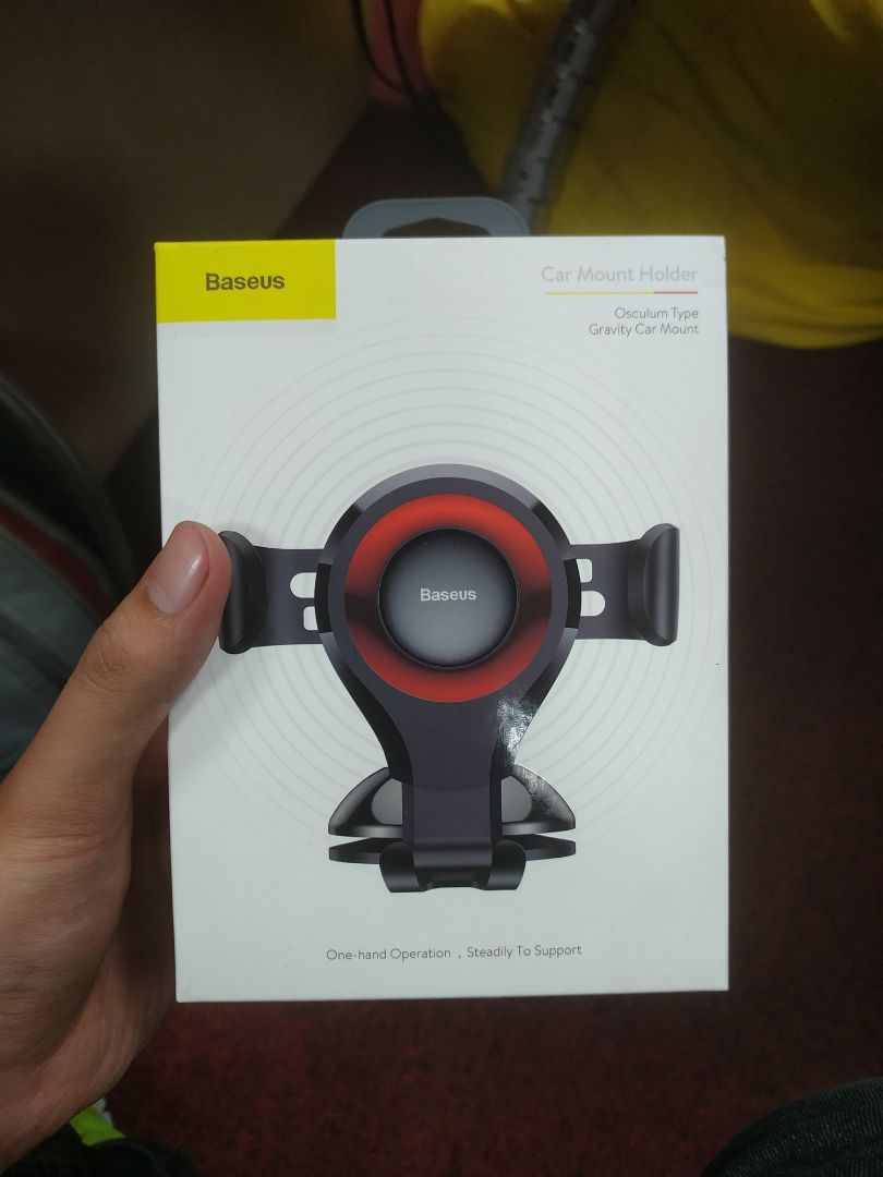 Đế hút chân không và có cả keo nên bám rất chắc. Đã sử dụng được 1 thời gian và chưa thấy có vấn đề gì.