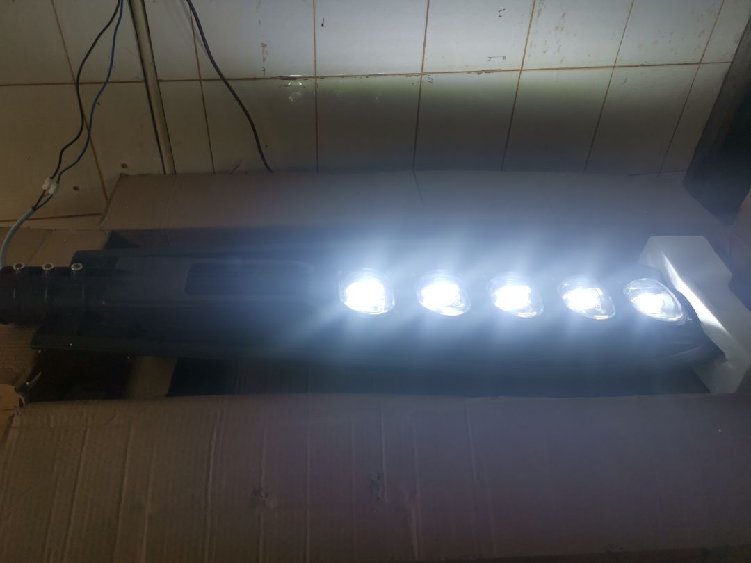 Đèn sáng..đo đủ công suất 260w.. giá tốt.. sáng gấp 5  lần đèn đường nhà nước..đóng gói khá kỹ.. nên dù ở xa.. hàng vẫn OK..kô bị bất kỳ hư hỏng nhỏ nào.. thời gian giao hàng rất nhanh..kết hợp công tắc wifi 4 nút.. thích sáng vừa hay mạnh đều dễ.. Nên mua 250 là đủ chiếu sáng cho cả khu vực rộng lớn dài hơn 36m.. trước đây đã dùng 3 cái loại 3 bóng 150w.. cũng trên 3 năm nhưng kô hỏng cái nào..