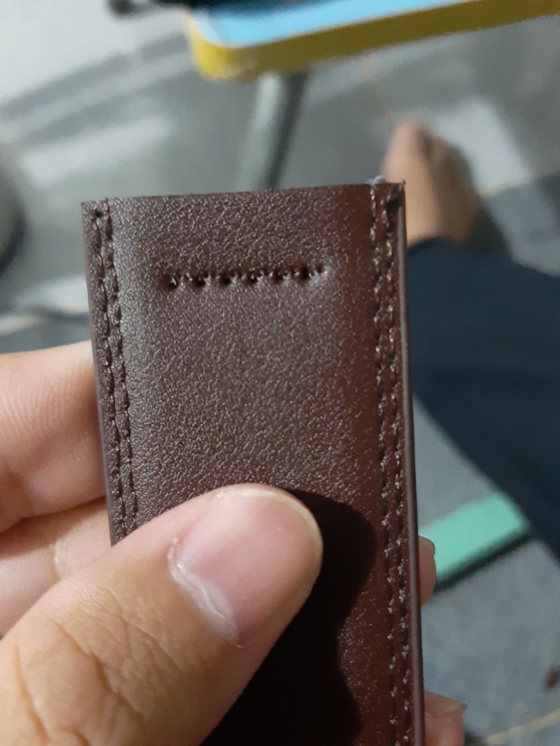 không phải da thật nha các bạn nhưng mà mình thấy sản phẩm ok lắm, mình có bóp co thử buông ra ko bị biến dạng, khi bẻ co cong lắm mới có bị nhăng nhẹ thoi mình có để ảnh các bạn xem thử.