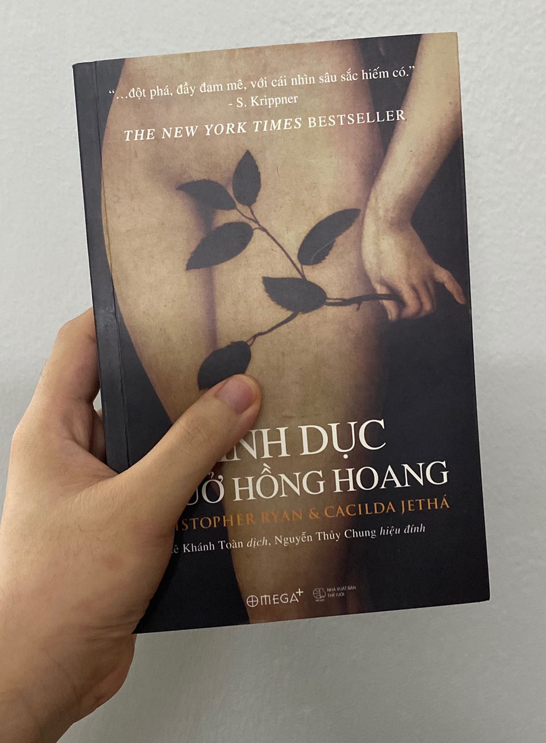 Giao hàng nhanh nhưng sản phẩm bị lỗi, mở ra đọc thì các trang sách bị bục rời khỏi gáy. Chắc là sách cũ, bị lỗi thành phẩm. Hơi thất vọng, nhưng vì là sách được giảm giá nên cũng đành chấp nhận