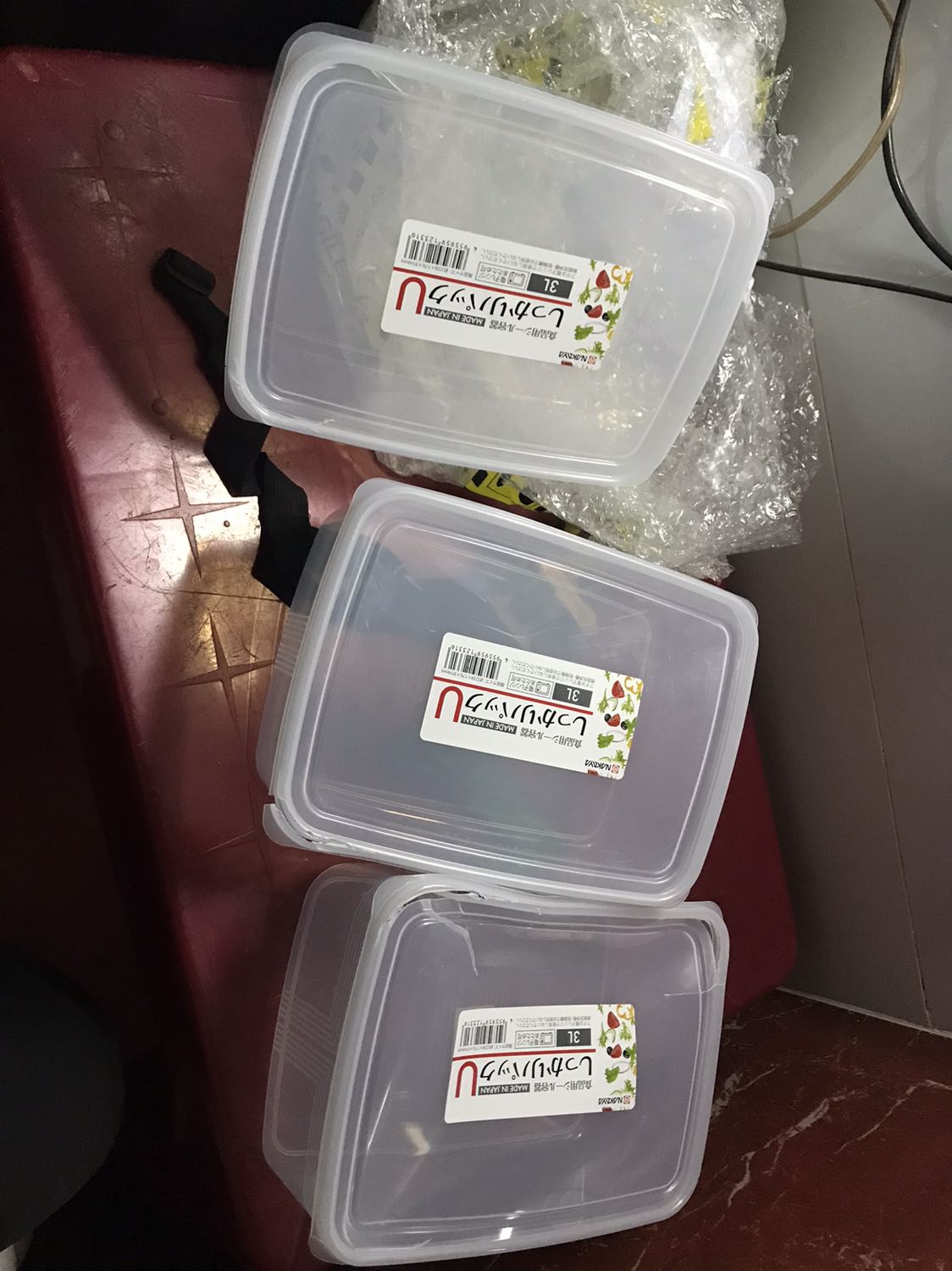 Cả ba hộp giao đều bị vỡ, móp méo. Đề nghị tiki và nhà bán đổi hàng.