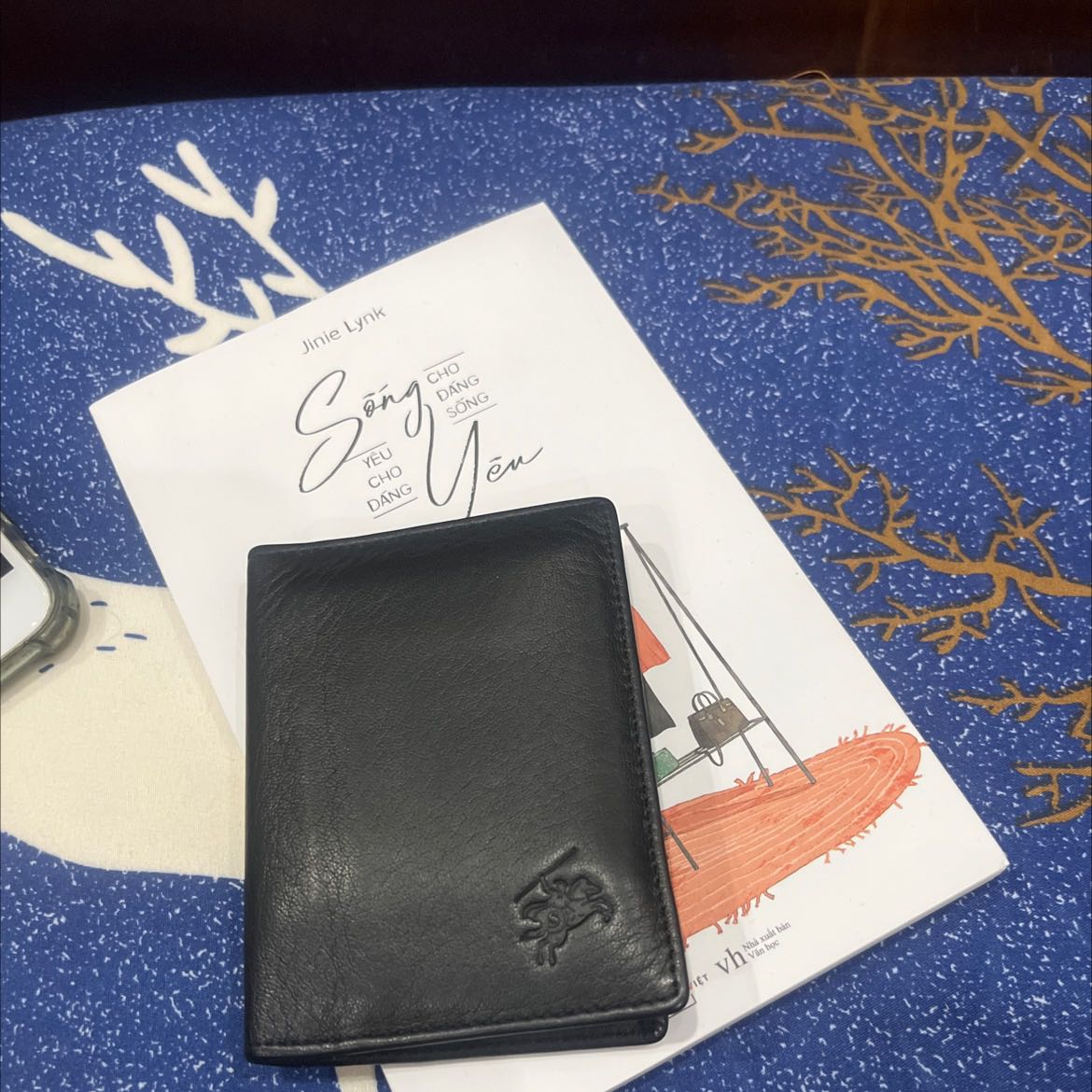 Ví nhỏ gọn, không cồng kềnh như ví loại để tiền dọc. Vừa tay cầm dễ sử dụng, hình dáng đẹp. Tóm lại mình rất thích…