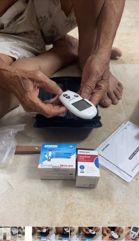 Sau một hồi loay hoay tìm hiểu thì hai cha con cũng đã sử dụng được, đã kiểm tra được đường huyết cho mẹ ngon lành. Còn chính xác hay không chắc phải đợi hôm nào đi đối chứng với máy khác mới biết